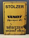 Stolzer Fendt Farmer 4 S Besitzer wohnt hier - Blechschild 30 x 20 cm